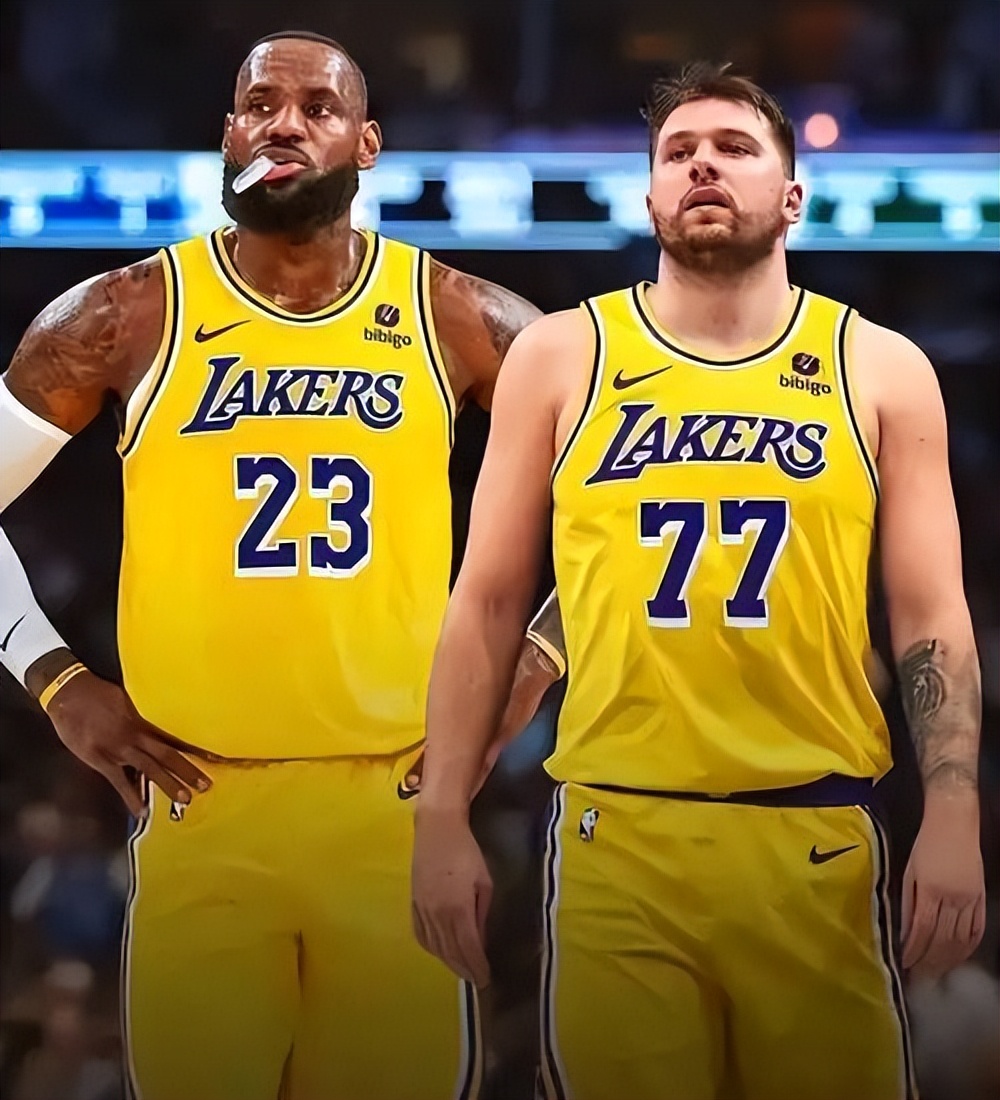 奥斯梅恩在,萨勒尼塔纳,上演帽子戏,开云入口官网,开云入口,开云体育,开云代理,开云全站